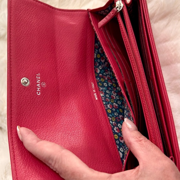 CHANEL
Goatskin CC Large Clover Charm Bi-fold with Chanel dust bag - Picture 3 of 13